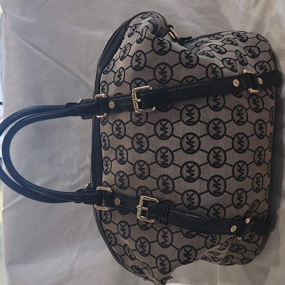 Michael KORS Like New Tote Black Logo Print.
